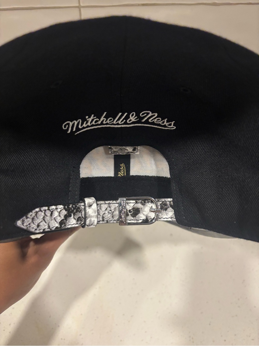 Los Angeles Lakers Black & Snake-Print Snapback Hat - Picture 6 of 7